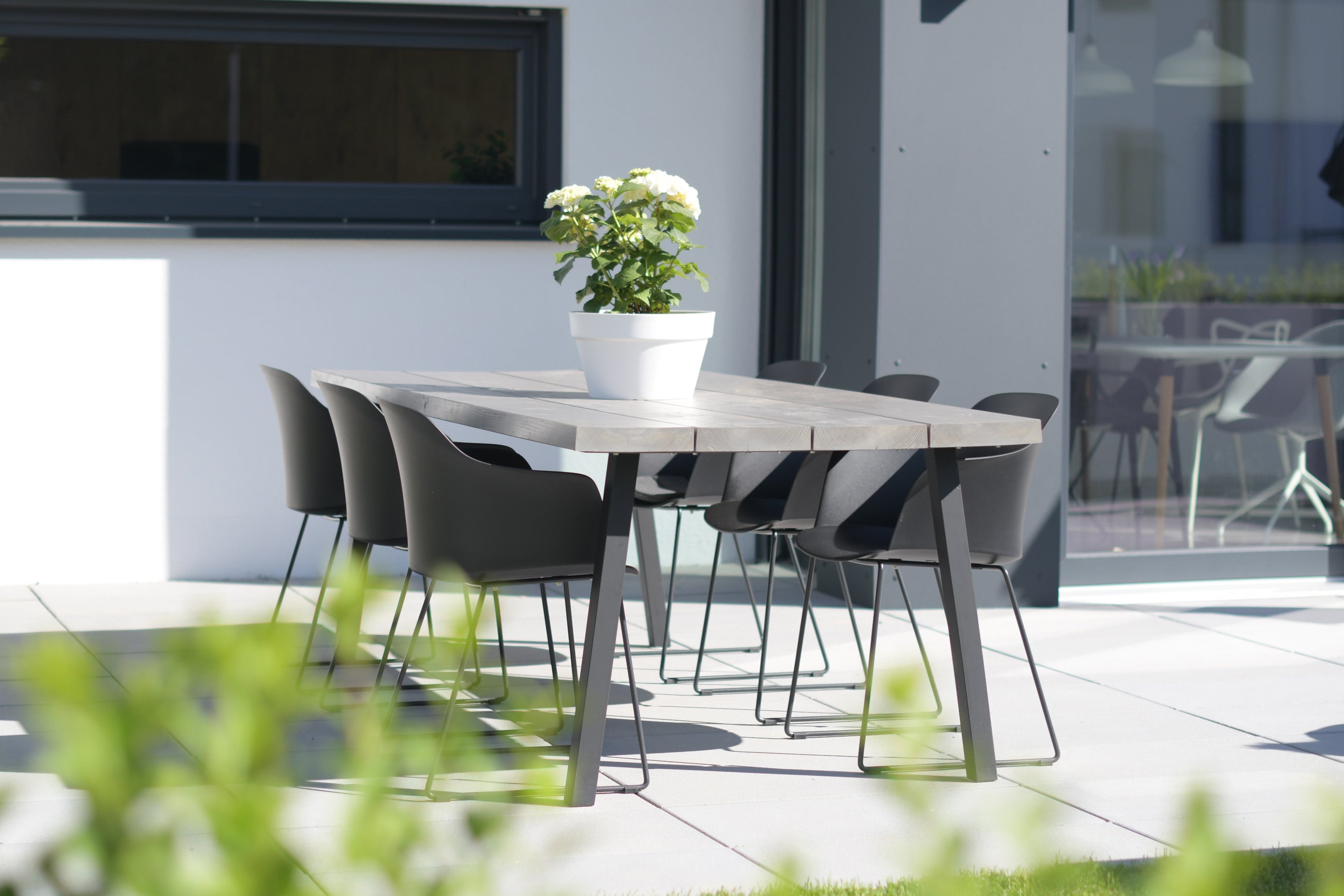 DIY Terrassentisch mit Tischbeinen und Holzbohlen